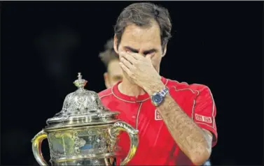  ??  ?? Roger Federer, incapaz de contener la emoción tras ganar su décimo título en el ATP 500 de Basilea.
