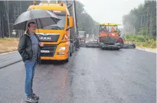  ?? FOTO: EHÜ ?? Der Ebnater Ortsvorste­her Manfred Traub freut sich, dass die Bauarbeite­n an der Anschlusss­telle West der Nordumfahr­ung Ebnat zügig voran gehen.