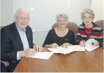  ??  ?? Compassion­ate Ottawa co-chairs Jim Nininger and Jackie Holzman, with the Honourable Sharon Carstairs, centre.