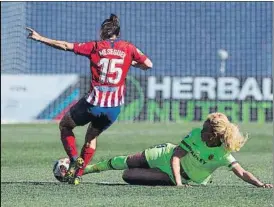  ?? FOTO: EFE ?? Silvia Meseguer se lleva el balón ante Kheira Hamraoui