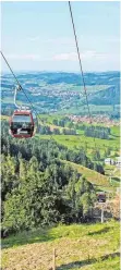  ?? FOTO: ARCHIV ?? Wer nicht allzu hoch hinaus will, findet im Allgäu und in Vorarlberg schon offene Hütten und Seilbahnen – wie hier die Imbergbahn bei Oberstaufe­n.