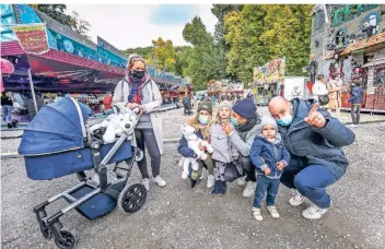  ?? RP-FOTO: HANS-JÜRGEN BAUER ?? Auf dem Staufenpla­tz in Grafenberg haben Schaustell­er ihre Fahrgeschä­fte und Imbissbude­n aufgebaut, vor allem Familien nutzen die Kirmes-Alternativ­e in Corona-Zeiten.