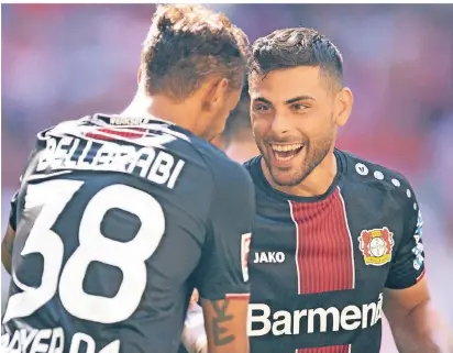  ?? FOTO: IMAGO ?? Zwei, die am Samstag Spaß am Fußball hatten: Leverkuses­n Karim Bellarabi (l.) und Kevin Volland jubeln nach einem Treffer.