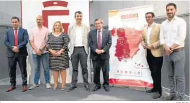  ?? CARLOS GIL ?? Foto de familia de los politicos granadinos junto al director general de la Vuelta, Javier Guillén.