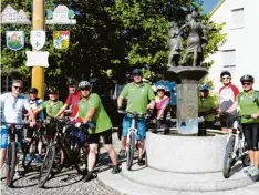  ?? Foto: Peter Bauer ?? Neuburg ist das Zentrum des Donautal Radelspaß. Diese Gruppe beginnt ihre Tour am Brunnen in der Ortsmitte.