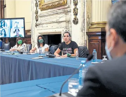  ?? Prensa hcdn ?? Referentes de la Campaña por el Aborto Legal, ayer, junto a Massa