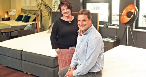  ??  ?? Gerda und Sebastian Hoff bieten ihren Kunden bei Cubera Boxspringb­etten in bester Qualität an – für höchsten Schlafkomf­ort.