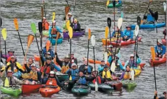  ?? PHOTO COURTESY OF SCHUYLKILL RIVER GREENWAYS NATIONAL HERITAGE AREA ?? Sojourners raise their paddles in salute on the river during last year’s Schuylkill River Sojourn.