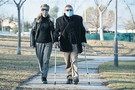  ?? B rce l o n e ?? Jordi Soriano pasea junto a su esposa, Maite González, por un parque de Abrera