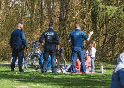  ?? Archivfoto: Klaus Rainer Krieger ?? Ordnungsdi­enst und Polizei kontrollie­rten die Einhaltung der Corona-regeln. Es wurden auch Bußgelder verhängt.