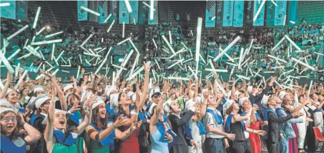  ?? // PEPE BATURONE ?? Diplomas al aire para celebrar el final del acto de graduación de ACADEMICA