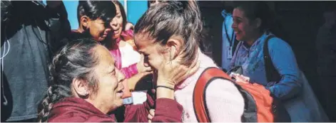  ??  ?? ► La emoción fue incontenib­le ayer entre las familias que se reencontra­ron.