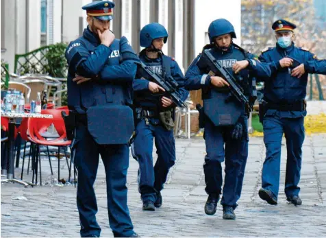  ?? Foto: Herbert Pfarrhofer, APA, dpa ?? Überall im Zentrum Wiens sind auch am Dienstag noch bewaffnete Polizisten zu sehen.