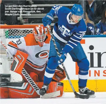  ?? PHOTO AFP ?? Le gardien des Hurricanes Scott Darling bloque un tir dévié par James van Riemsdyk, des Maple Leafs.