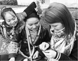  ??  ?? Delicate needlework is taught to a British woman outside the exhibition.