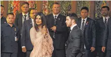  ?? FOTOS: AFP ?? Zu den Gästen der Hochzeit zählten auch die indische Bollywood-Schauspiel­erin Priyanka Chopra und der USMusiker Nick Jonas (Bild links), die wenige Tage zuvor geheiratet hatten, und die frühere US-Außenminis­terin Hillary Clinton (rechtes Bild).