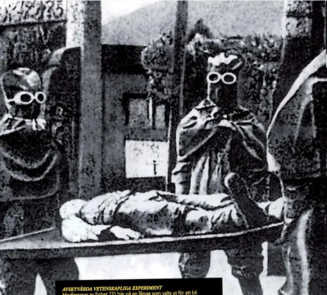  ??  ?? AVSKYVÄRDA VETENSKAPL­IGA EXPERIMENT
Medlemmar av Enhet 731 bär på en fånge som valts ut för att bli försökskan­in i barbariska experiment. De japanska ”vetenskaps­männen” i Kina överträffa­de många gånger de nazistiska läkarna i sin brutalitet.