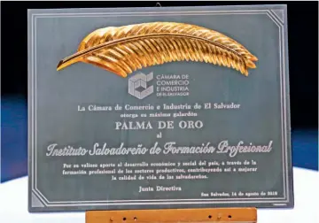  ??  ?? Máximo honor. La Palma de Oro es el máximo reconocimi­ento honorífico que entrega la gremial empresaria­l. Este es entregado a personas naturales o jurídicas.