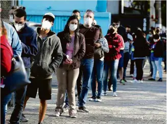  ?? Rivaldo Gomes/Folhapress ?? Em São Paulo, pessoas fazem fila para a vacina contra a Covid; capital começou a vacinar a faixa dos 37 anos