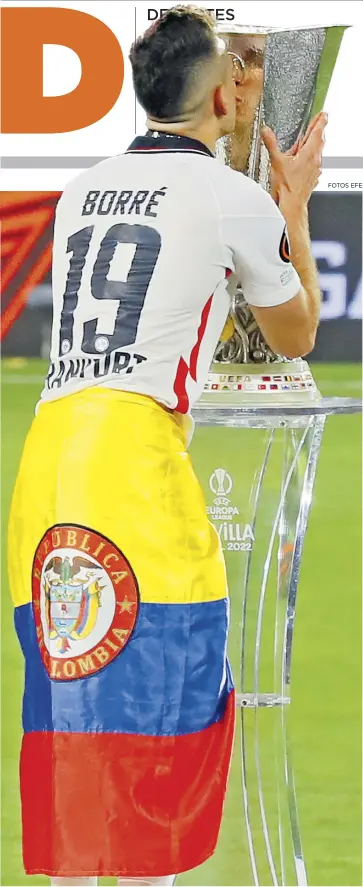  ?? FOTOS EFE ?? Borré lució orgulloso el tricolor nacional y besó el trofeo de la Europa League.