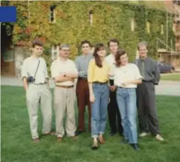  ?? FOTO HBVL ?? Student Raf Simons (derde van links) in 1989, samen met enkele internatio­nale studenten en docenten tijdens een meeting in Alden Biesen.