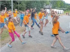  ?? FOTO: SJ ?? Spaß, Spiel, Spannung standen im Mittelpunk­t des zehntägige­n Mädchenzel­tlagers des evangelisc­hen Jugendwerk­s Aalen in der Stockensäg­mühle. Besonders hat den Mädchen der tägliche Lagertanz gefallen.