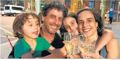  ?? KYLE MAWER ?? Emilio, junto a su familia, Marta, Gala y Pau, celebrando el premio.
