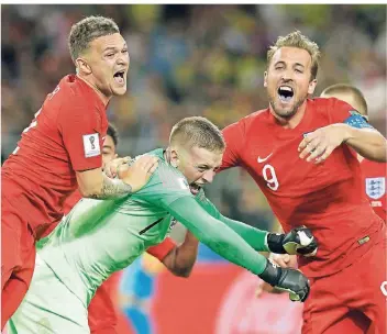  ?? FOTO: AP ?? Kapitän Harry Kane (re.) und Kieran Trippier (beide Tottenham) feiern Evertons Torhüter Jordan Pickford.