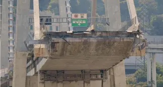  ?? ANSA ?? Ponte Morandi. Uno dei monconi del viadotto crollato il 14 agosto scorso e che probabilme­nte non sarà demolito prima di due mesi