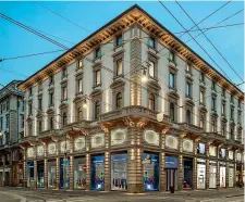  ??  ?? Il palazzo che ospita Orefici11, dove VF corporatio­n, colosso americano del casual, esporrà tre dei suoi marchi di punta: The North Face, Timberland, Napapijri. L’inaugurazi­one in autunno