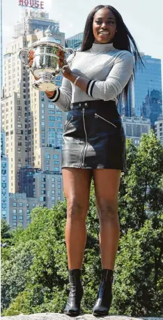  ?? Foto: Angela Weiss, afp ?? Am Tag nach dem Triumph im Finale der US Open posiert Sloane Stephens im Central Park von New York mit dem Siegerpoka­l.