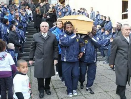 ?? FOTO RR ?? Op de begrafenis van Bobsam Elejiko, die stierf tijdens een thuiswedst­rijd, waren honderden jeugdspele­rs aanwezig.