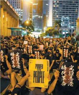  ?? PHOTO AFP ?? Des protestata­ires dans les rues de Hong Kong, hier soir.
