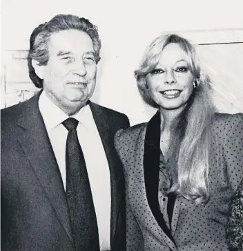  ??  ?? Fotografía del escritor Octavio Paz su esposa, Marie-Jo, el 18 de noviembre de 1987.