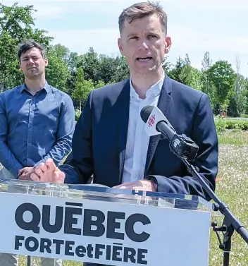  ?? PHOTO DOMINIQUE LELIÈVRE ?? Le chef de Québec forte et fière, Bruno Marchand, a estimé hier que la Ville pouvait faire mieux en matière de transparen­ce, lors d’une annonce au parc de la Pointe-aux-lièvres.