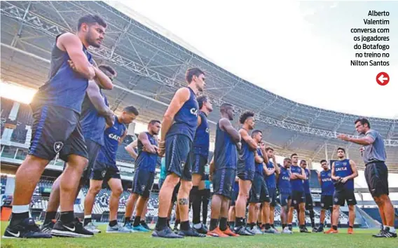  ??  ?? Alberto Valentim conversa com os jogadores do Botafogo no treino no Nilton Santos