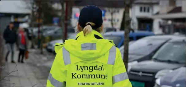  ??  ?? Lyngdal kommune ansatte i vår en trafikkbet­jent som skulle håndheve kommunens parkerings­bestemmels­er. Det har resultert i 24 gebyrer så langt.