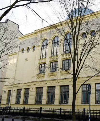  ?? FOTO: LEHTIKUVA/ANTTI AIMO-KOIVISTO ?? Judiska synagogan i Helsingfor­s har, enligt Helsingin Sanomat, trappat upp säkerhetsa­rrangemang­en.