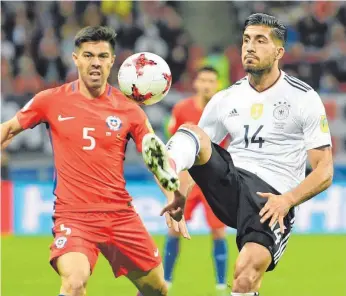  ?? FOTO: DPA ?? Auch technisch beschlagen: Emre Can (re.) im Zweikampf mit dem Chilenen Francisco Silva.