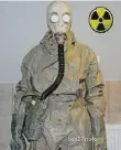  ??  ?? Sovětské masky Takové plynové masky a ochranné obleky měli také v Černobylu. Cena: až 1 900 korun.