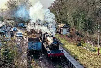  ?? ?? Foxcote Manor heads through Market Bosworth on January 3, its last day of working on the line. ALAN WEAVER