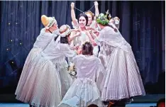  ?? Foto: Jan Pieter Fuhr ?? „Wir winden Dir den Jungfernkr­anz“– Sally du Randt als Agathe in der Oper „Der Freischütz“.