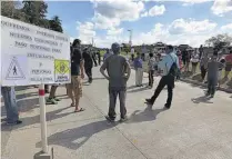  ??  ?? Acceso. Los manifestan­tes pidieron que les hagan una entrada libre hacia las comunidade­s y pasos seguros para los peatones.