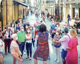  ?? EFE ?? Unos turistas en una visita al casco viejo San Sebastián