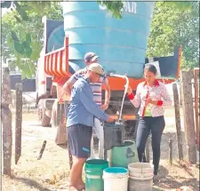  ??  ?? La Municipali­dad de Villa Florida distribuyó agua en los barrios periférico­s para paliar el acuciante déficit.