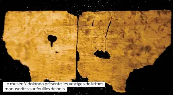  ??  ?? Le musée Vidolanda présente les vestiges de lettres manuscrite­s sur feuilles de bois.