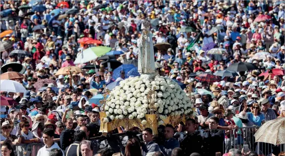  ?? ?? é o momento alto das peregrinaç­ões aniversári­as, quando a imagem de Nossa Senhora de Fátima regressa à Capelinha das Aparições