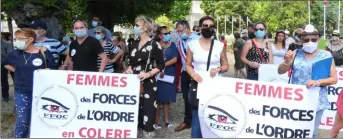  ??  ?? Le cortège s'est arrêté devant l'Hôtel de Police pour applaudir...