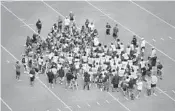  ?? MICHAEL LAUGHLIN/STAFF PHOTOGRAPH­ER ?? Florida Atlantic players listen to coach Lane Kiffin during Saturday’s scrimmage.