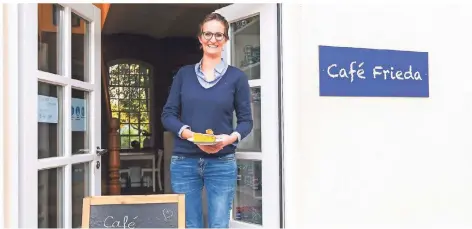  ?? RP-FOTO: AST ?? Aus einem Fenster ihres Cafés auf dem Agnetenhof verkauft Friederike Fahr Kuchen.